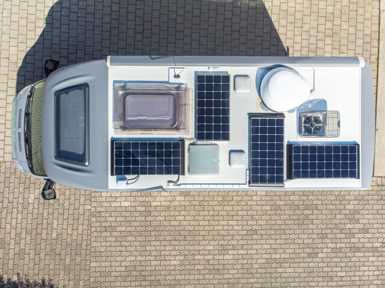 Wohnmobil von oben mit Solar, SAT/Antenne und MaxxFan