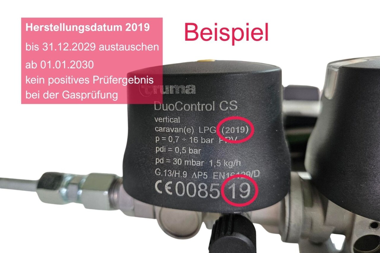 Truma Gasregler Ablaufdatum FAQ Truma DuoControl CS Gasdruckregler mit Markierung des Herstellungsdatums 2019 auf dem Gehäuse.