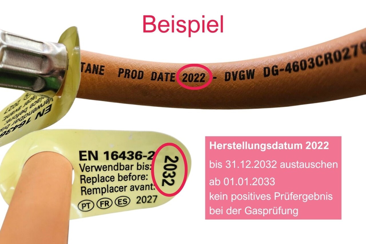 Gasschlauch Austauschfrist Herstellungsdatum FAQ Orangefarbener Gasschlauch mit Aufdruck des Produktionsdatums 2022 und gelbem Prüfanhänger mit der Jahreszahl 2032.